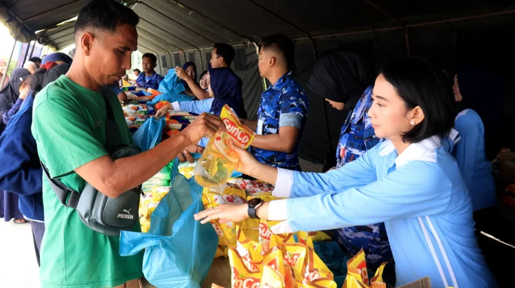 Lanud Hang Nadim Gelar Bazar Murah dan Cek Kesehatan Gratis