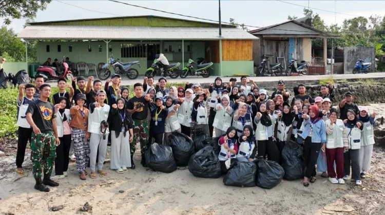 TNI AL dan Warga Belakang Padang Gotong Royong Bersihkan Pantai