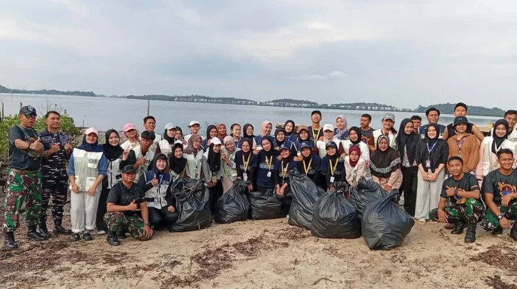 TNI AL dan Warga Belakang Padang Gotong Royong Bersihkan Pantai