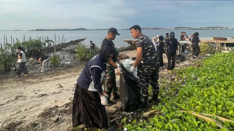 TNI AL dan Warga Belakang Padang Gotong Royong Bersihkan Pantai