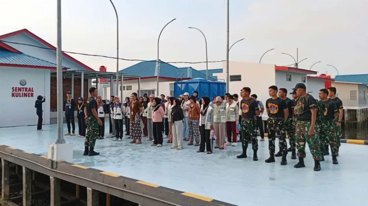 TNI AL dan Warga Belakang Padang Gotong Royong Bersihkan Pantai