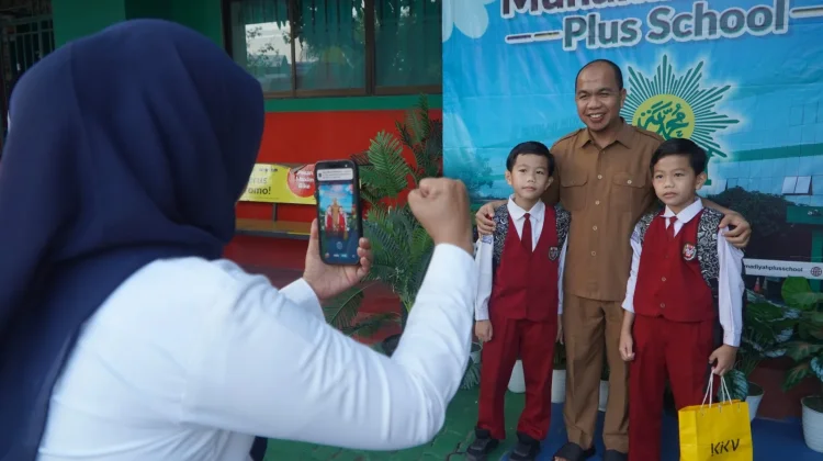 Ayah Antarkan Anak Hari Pertama Sekolah, Perkuat Peran Ayah melalui Gerakan GAMAS