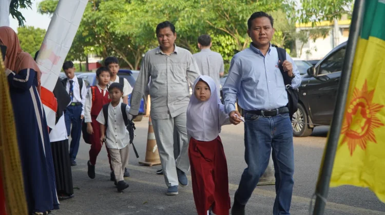 Ayah Antarkan Anak Hari Pertama Sekolah, Perkuat Peran Ayah melalui Gerakan GAMAS