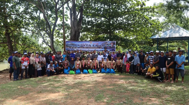 HUT Pertama Kodaeral IV Diisi Aksi Bersih Pantai dan Bakti Sosial Batam