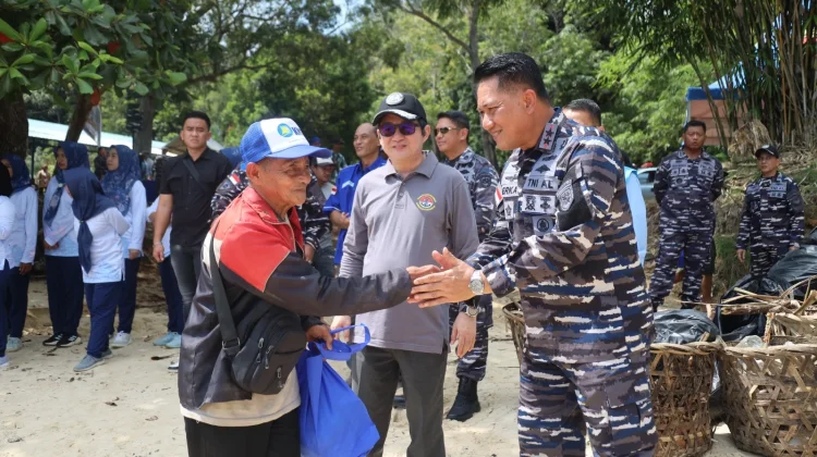 HUT Pertama Kodaeral IV Diisi Aksi Bersih Pantai dan Bakti Sosial Batam