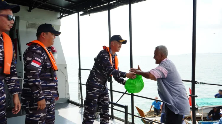 HUT Pertama Kodaeral IV Diisi Aksi Bersih Pantai dan Bakti Sosial Batam