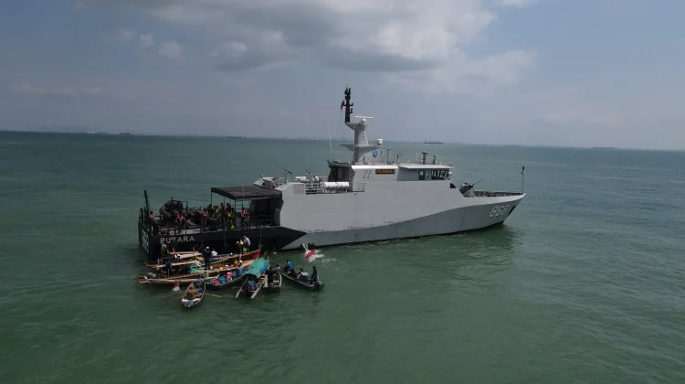 HUT Pertama Kodaeral IV Diisi Aksi Bersih Pantai dan Bakti Sosial Batam