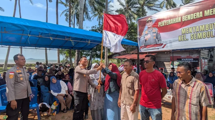 Polresta Barelang Salurkan Bantuan Sosial dan Bagikan Bendera di Sembulang