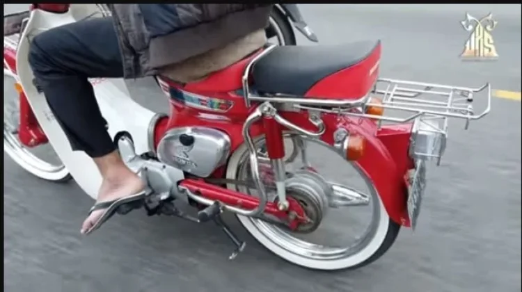 [Hoaks] Pakai Sandal Jepit saat Berkendara Akan Kena Tilang