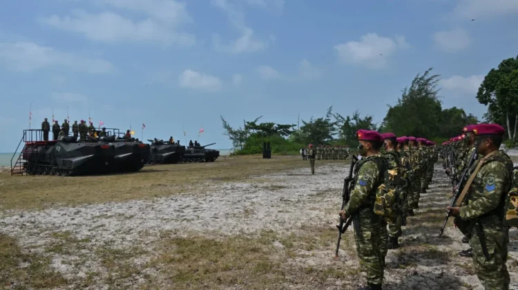 Dankodaeral IV Dampingi Menhan Tinjau Latihan Operasi TNI 2026 di Lingga