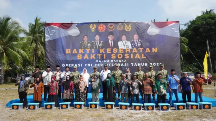 TNI Gelar Bakti Sosial dan Kesehatan untuk Warga Lingga saat Latihan