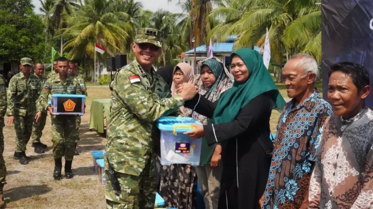 TNI Gelar Bakti Sosial dan Kesehatan untuk Warga Lingga saat Latihan