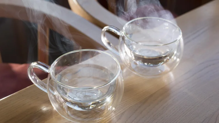 Rahasia Sehat Minum Air Hangat Pagi Hari