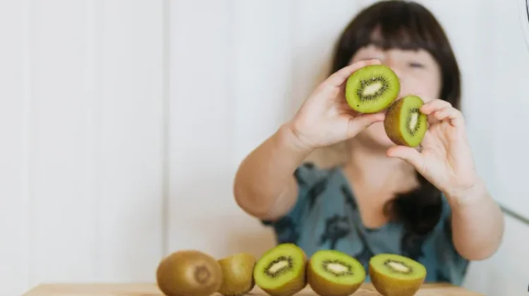 Kiwi Tingkatkan Asupan Vitamin Anak