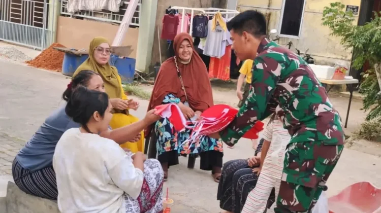 Sambut HUT 81 RI, Lanud Hang Nadim Bagikan Bendera Merah Putih