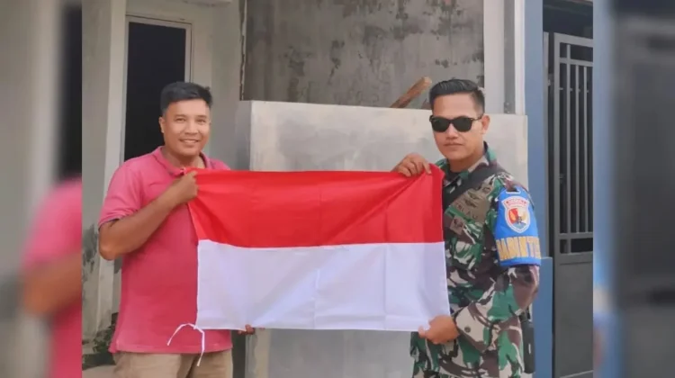 Sambut HUT 81 RI, Lanud Hang Nadim Bagikan Bendera Merah Putih