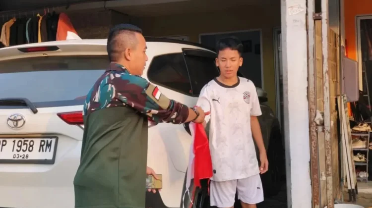 Sambut HUT 81 RI, Lanud Hang Nadim Bagikan Bendera Merah Putih