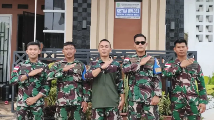 Sambut HUT 81 RI, Lanud Hang Nadim Bagikan Bendera Merah Putih