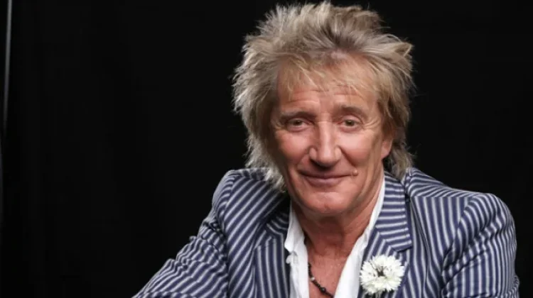 Rod Stewart Tunda Konser Empat Pekan