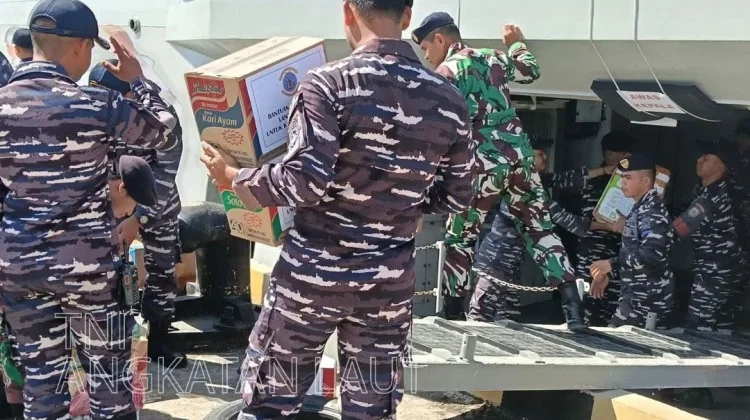 KRI Bung Hatta-370 Bawa Bantuan Kemanusiaan untuk Korban Gempa NTT