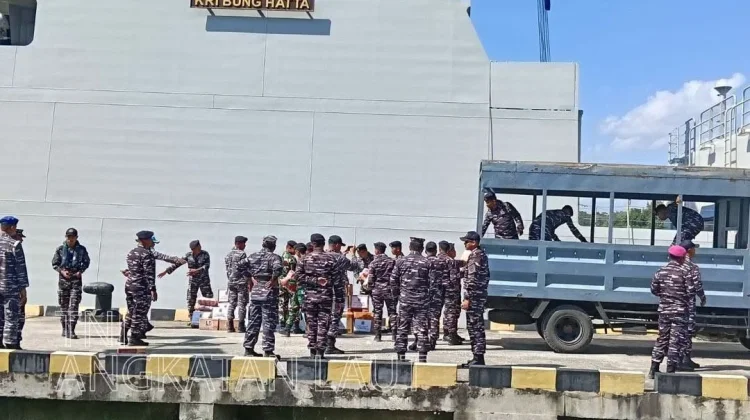 KRI Bung Hatta-370 Bawa Bantuan Kemanusiaan untuk Korban Gempa NTT