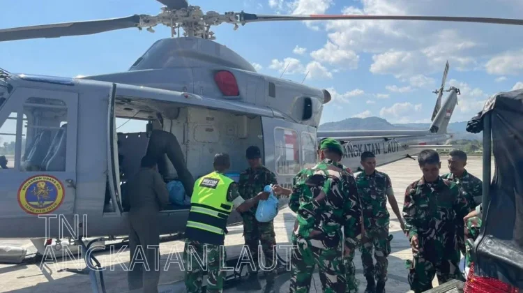 Helikopter TNI AL Salurkan Bantuan Gempa ke Wilayah Terisolasi NTT