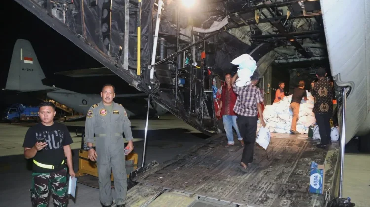 Dua Hercules TNI AU Kirim 27 Ton Bantuan untuk Korban Gempa NTT