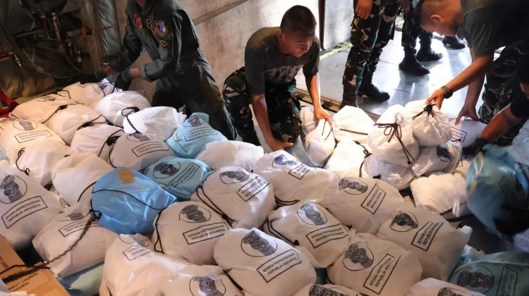 TNI AU Kirim 33,7 Ton Bantuan Pascagempa NTT via A400M dan C-130J TNI