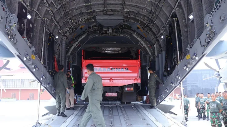 TNI AU Kirim 33,7 Ton Bantuan Pascagempa NTT via A400M dan C-130J TNI