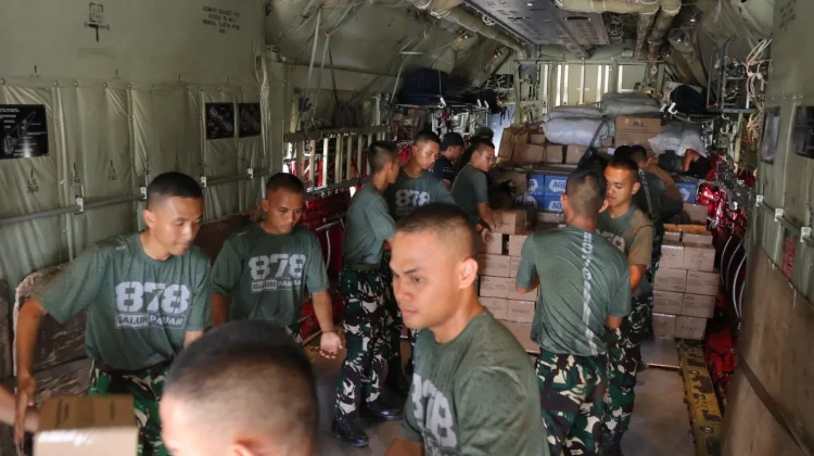 TNI AU Kirim 33,7 Ton Bantuan Pascagempa NTT via A400M dan C-130J TNI