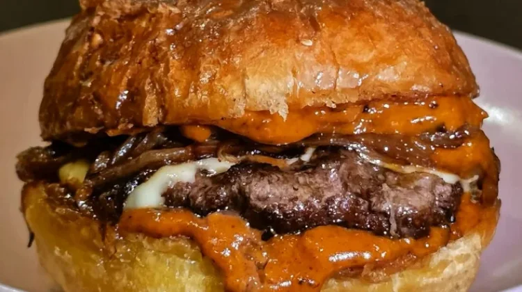 Abun Club, Burger Juicy di Mitra Raya