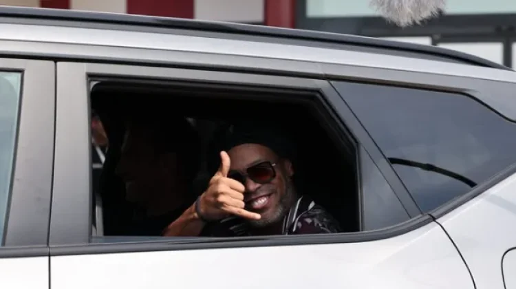 Ronaldinho Gabung Ravenna, Belum Pastikan Kembali Bermain
