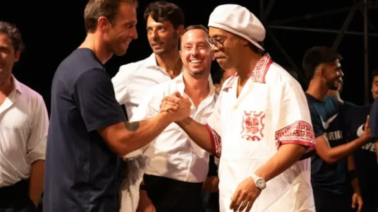 Ronaldinho Gabung Ravenna, Belum Pastikan Kembali Bermain