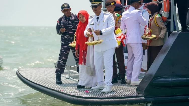 HUT ke-81 RI, Pemkab Karimun Tabur Bunga di Atas Kapal Patroli