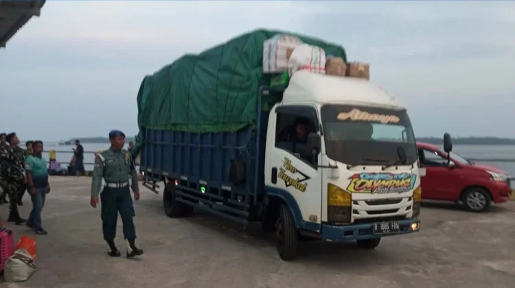 TNI AL dan BKHIT Natuna Amankan Tiga Truk Pangan tanpa Dokumen Resmi