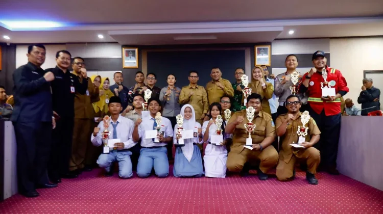 Pemkab Karimun Serahkan Hadiah Lomba Gerak Jalan HUT RI ke-81