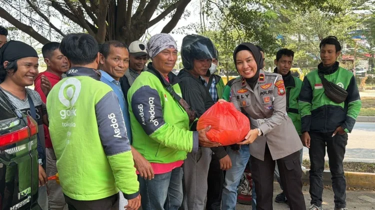 Polwan Polresta Barelang Sambangi dan Beri Sembako untuk Ojek Online di Tembesi