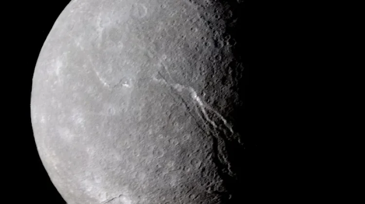 Titania, Satelit Terbesar Uranus yang Menyimpan Jejak Es dan Ngarai