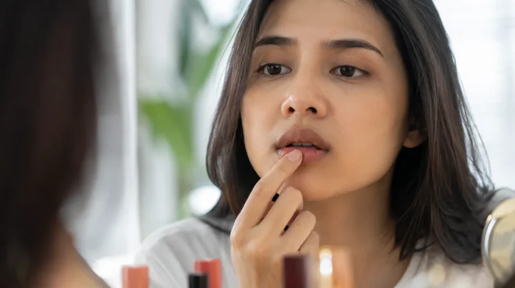 Bibir Gelap Tak Cukup Ditutupi Lip Tint