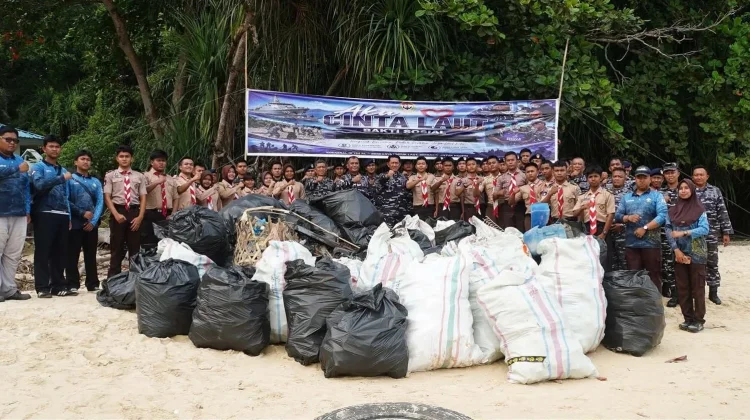 TNI AL Gelar Bersih Pantai dan Sosialisasi BHD di Batam Bersama Saka