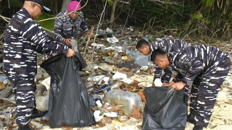TNI AL Gelar Bersih Pantai dan Sosialisasi BHD di Batam Bersama Saka