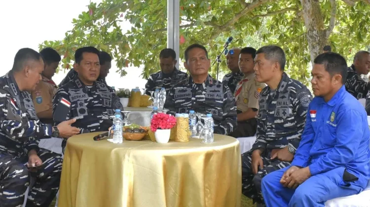 TNI AL Gelar Bersih Pantai dan Sosialisasi BHD di Batam Bersama Saka