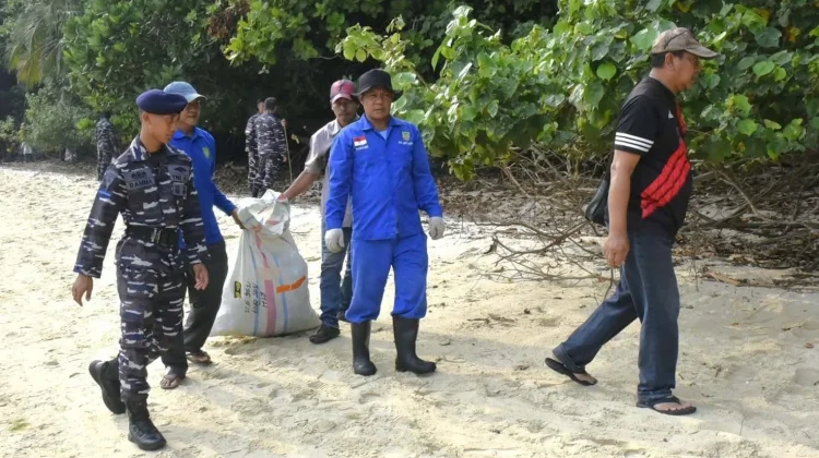 TNI AL Gelar Bersih Pantai dan Sosialisasi BHD di Batam Bersama Saka