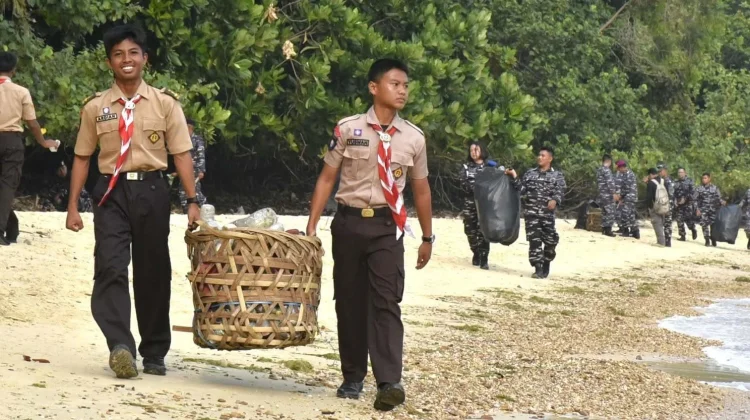 TNI AL Gelar Bersih Pantai dan Sosialisasi BHD di Batam Bersama Saka