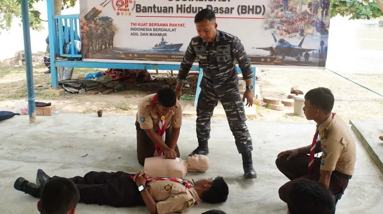TNI AL Gelar Bersih Pantai dan Sosialisasi BHD di Batam Bersama Saka