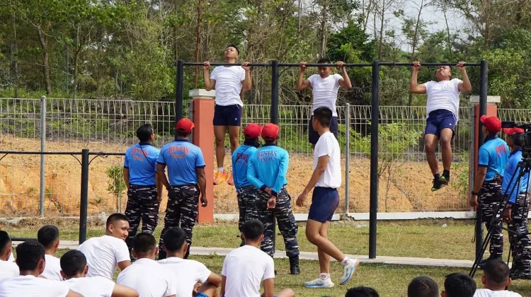 Casis TNI AL Panda Kodaeral IV Jalani Tes Fisik dan Renang