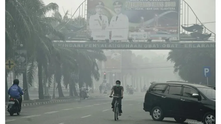 Tips Lindungi Mata dari Kabut Asap