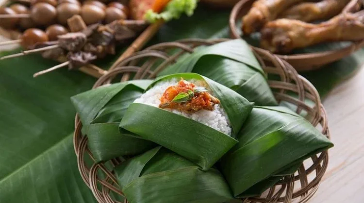 Nasi Kucing, Porsi Kecil yang Jadi Teman Nongkrong