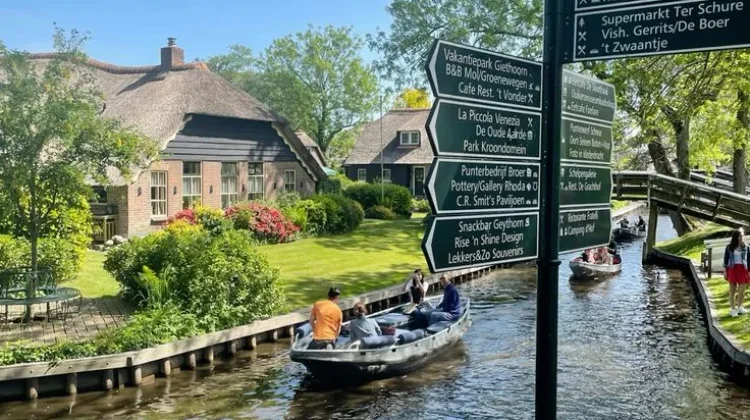Giethoorn, Desa di Belanda yang Tak Punya Jalan Raya
