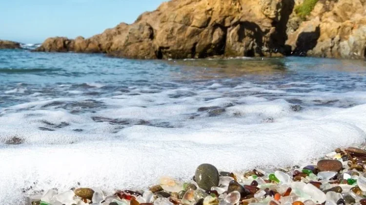 Glass Beach, Pantai Unik yang Terbentuk dari Pecahan Kaca